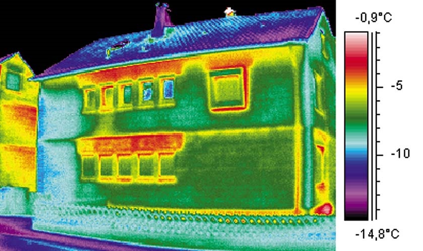 Gebäudethermografie mit Temperaturskala