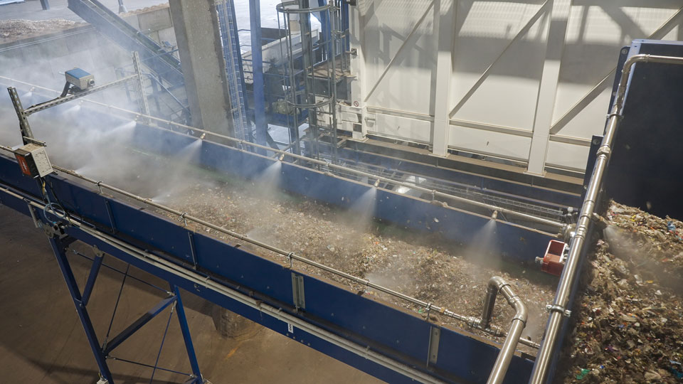 Automated extinguishing along a conveyor belt using PYROsmart® NS and water mist nozzles.