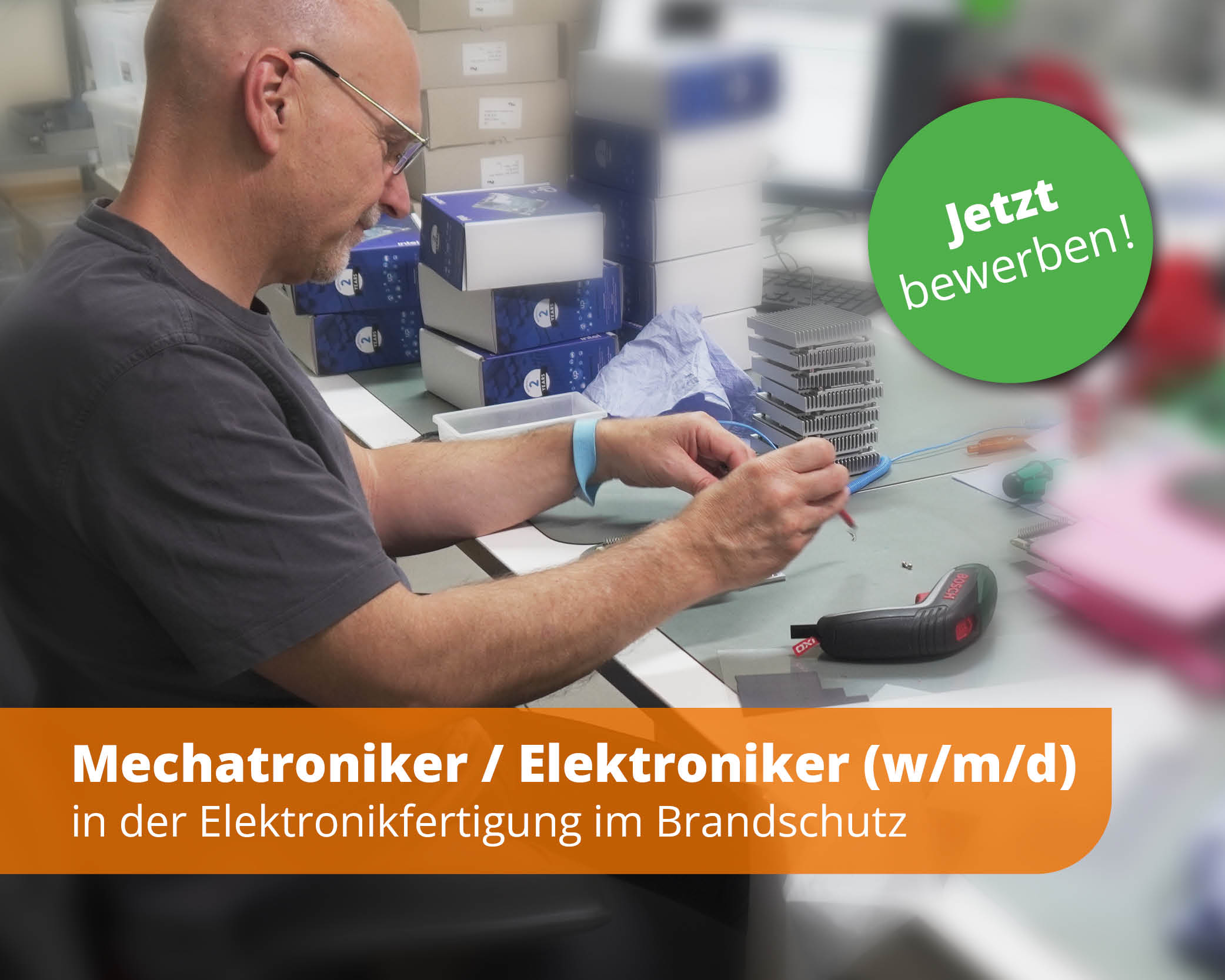 Mechatroniker bei der Arbeit